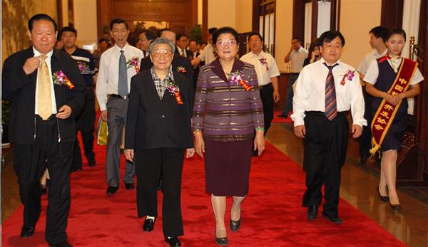 全國政協副主席錢正英（左一）、十五屆中央委員顧秀蓮（左三）、國務院扶貧主任，政協常委胡富國（左一）、北方汽車專修學校曹振峰董事長（右一）在人民大會堂共同出席北方學校七千萬扶貧工程